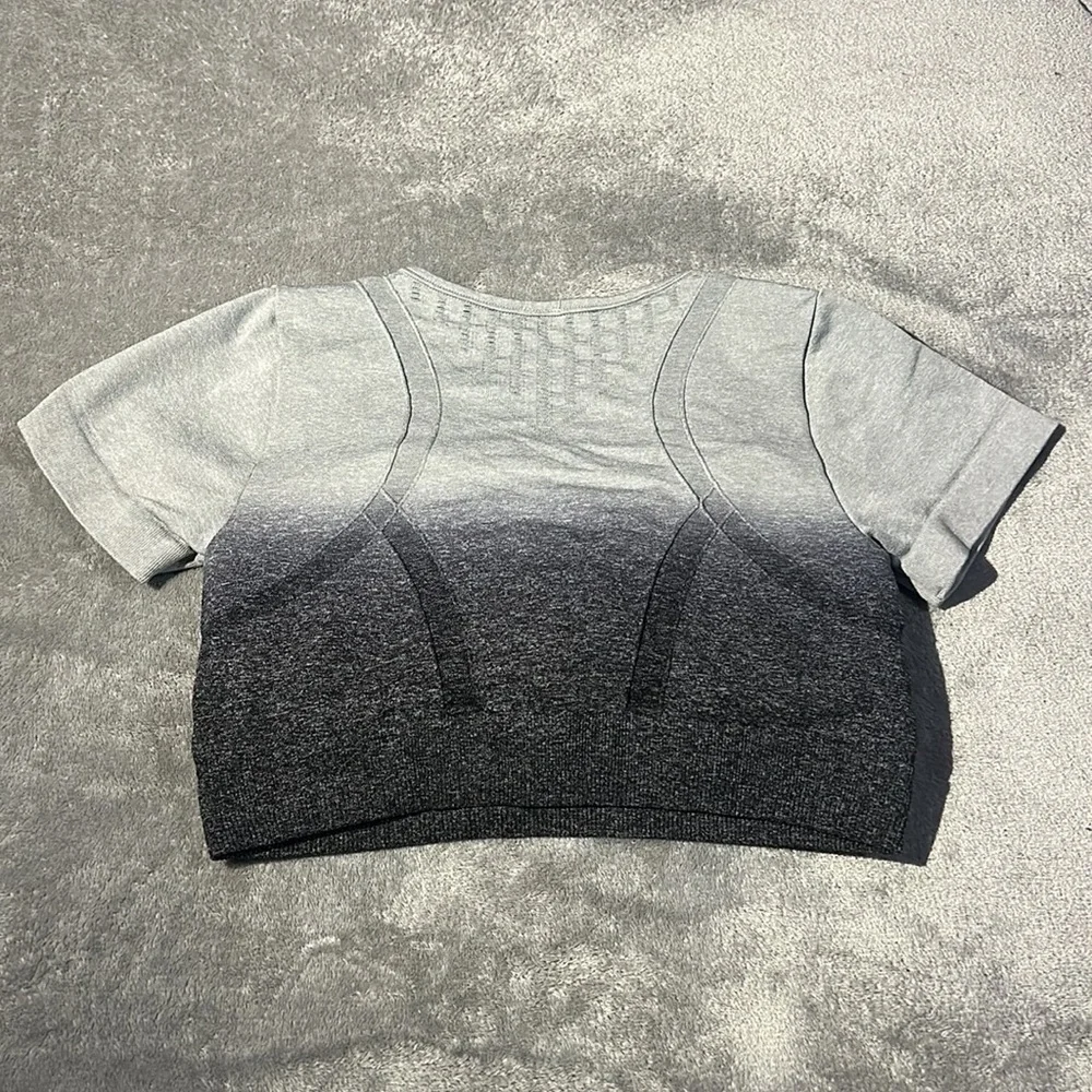 This is a workout shirt, size medium color is grey and black. - Picture 4 of 4